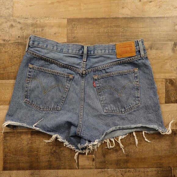 Levi’s 501 Premium Cutoff Denim Shorts Women’s W32 Medium Wash Raw Hem - Picture 9 of 13